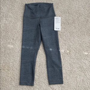 Lululemon crop capris black grey size 4 NEW